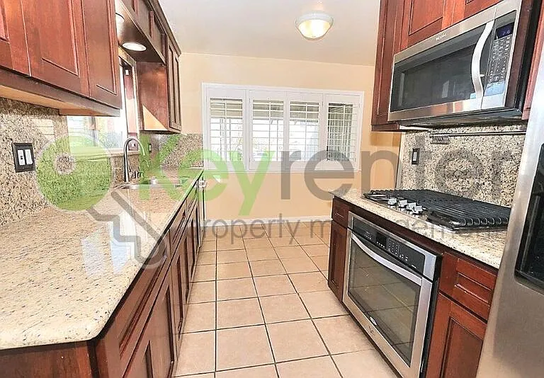 242 Santiago Ave — Photo 1