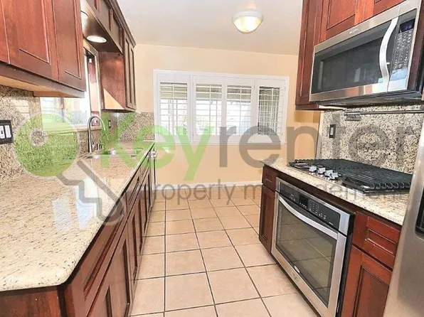 242 Santiago Ave, Sacramento, CA 95815