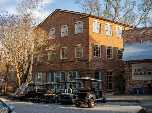 9077 Selborne Ln, Chattahoochee Hills, GA 30268