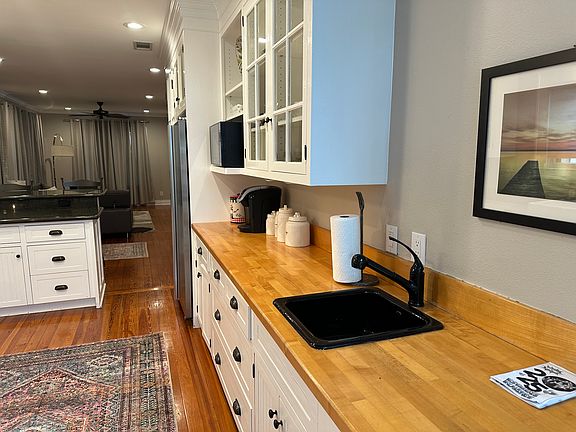 Kitchen - extra sink and counter