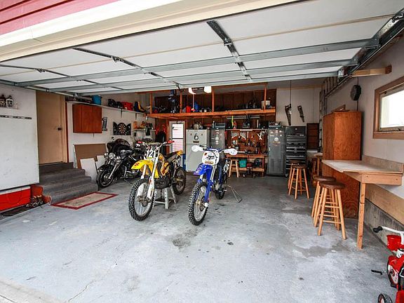 5th image of 1015 Valley St