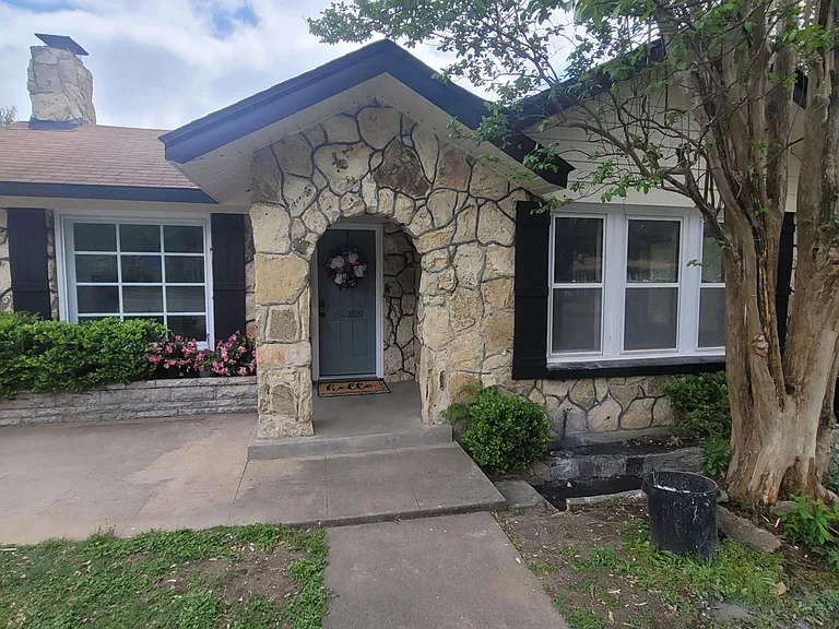 2820 Fort Ave — Photo 54
