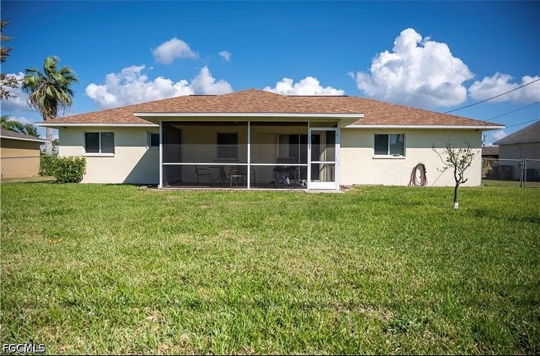 3 bed, 2.0 bath, 1453 sqft, $1,900 — Photo 2