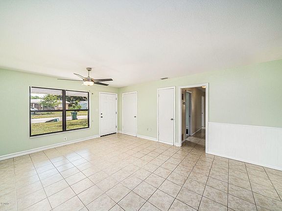 4th image of 836 Clarke Ave