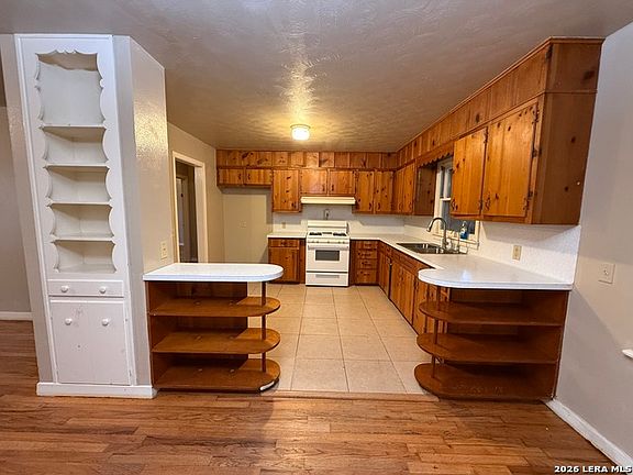 4th image of 555 N Union Ave