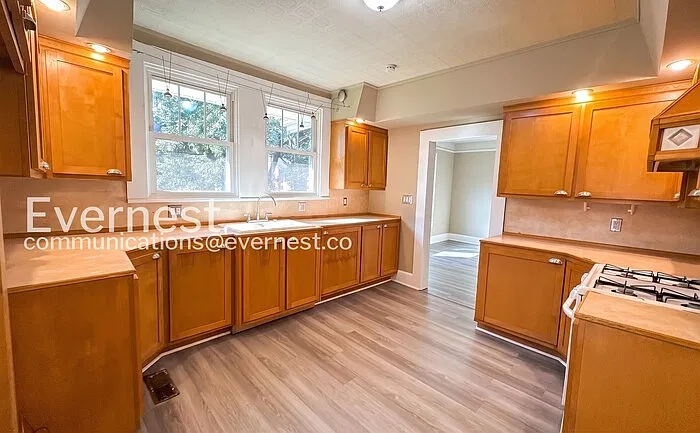 3 bed, 1.0 bath, 1302 sqft, $1,325 — Photo 4