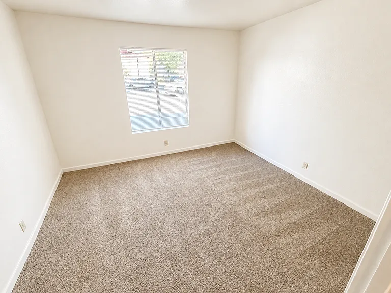 831 W 5th St — Photo 17