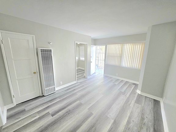 3rd image of 2127-2131 Pacific Ave #21315-02