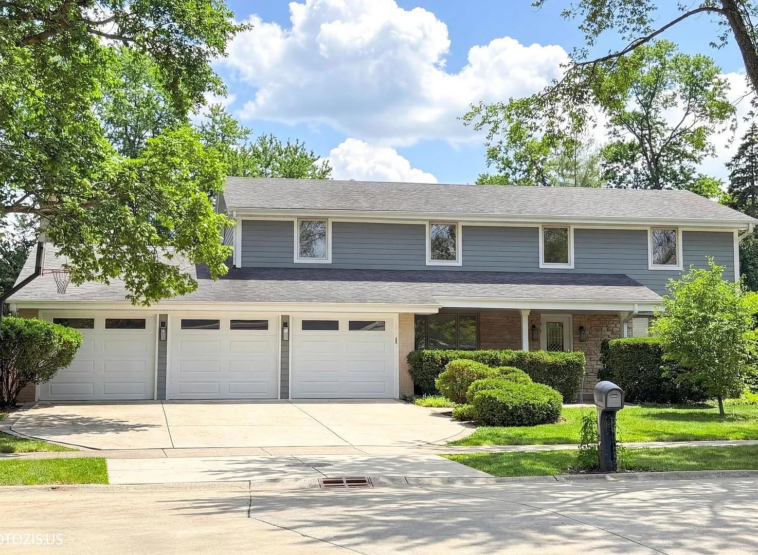 3235 Robincrest Dr photo 1