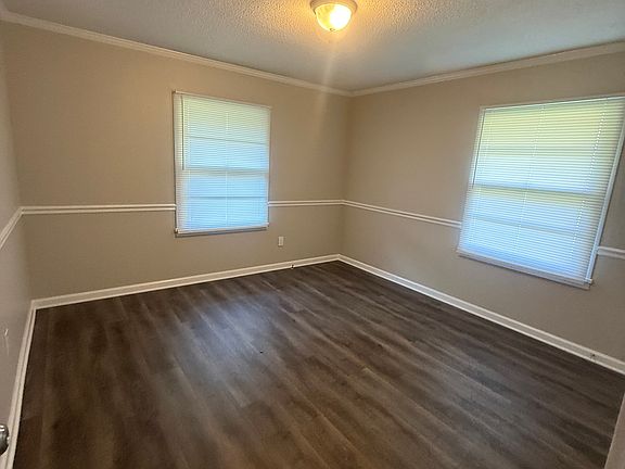 3rd image of 526 Rainbow Cir