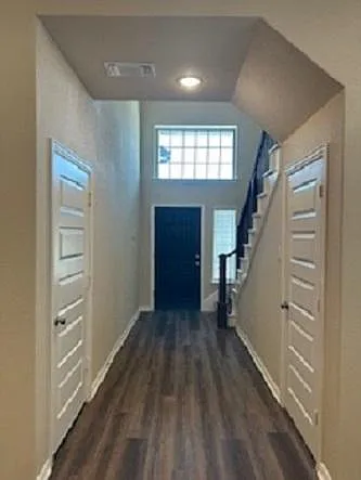 4 bed, 2001 sqft, $2,350 — Photo 2