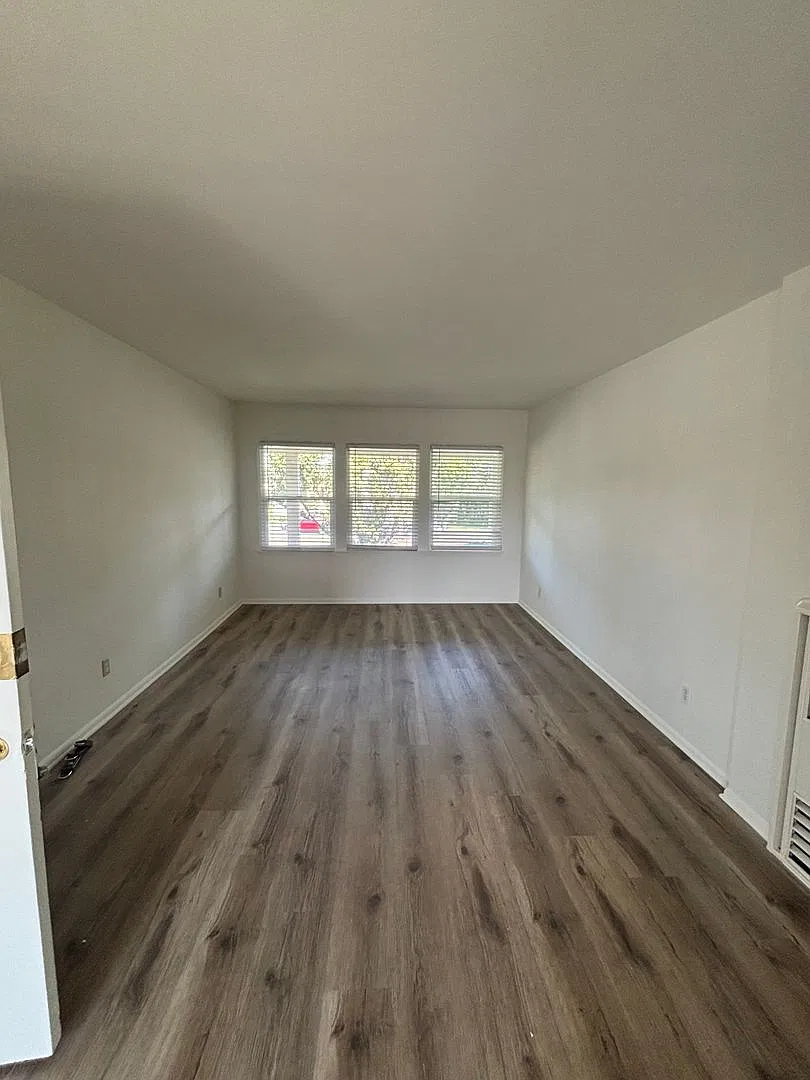 1000-1050 E San Antonio Dr — Photo 3