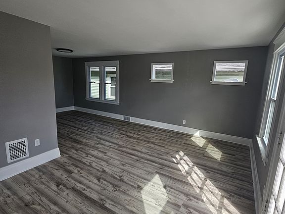 4th image of 328 Crestwood Ave #2