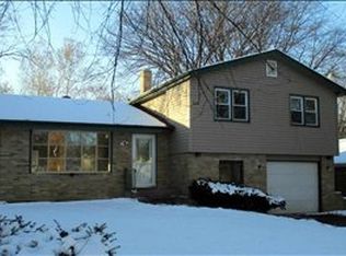 915 Kenmore Rd, Rockford, IL 61108