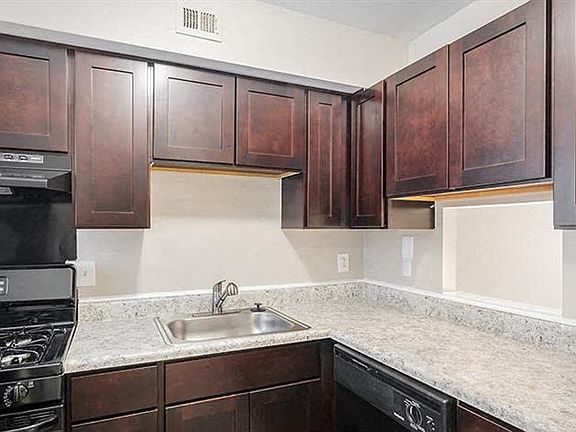 2nd image of 531 Bulkeley Pl #6