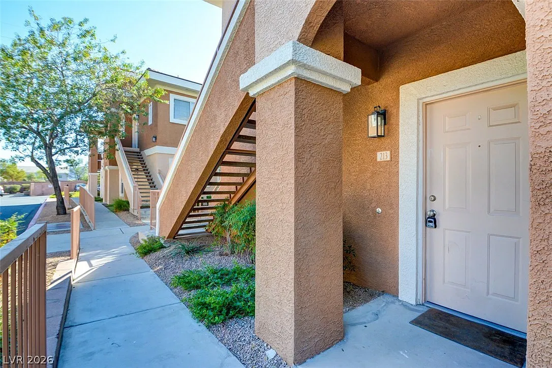 2 bed, 2.0 bath, 1033 sqft, $1,500 — Photo 2