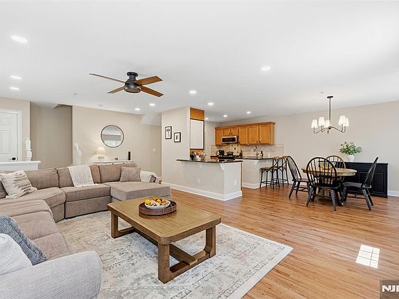 3rd image of 28 Mountainside Dr