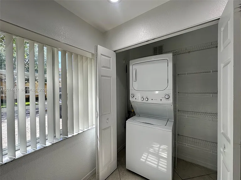 324 NE 3rd St #D — Photo 11