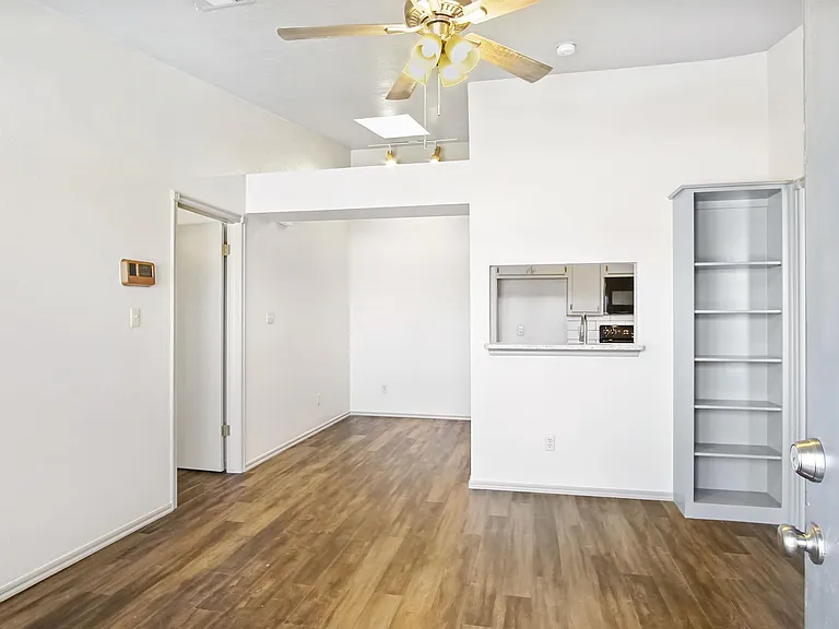 1000 Rambling Oaks Dr #6 — Photo 3