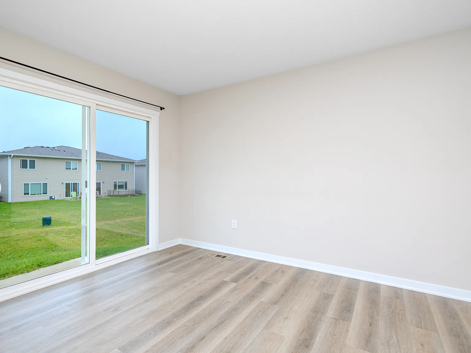 4 bed, 1606 sqft, $2,295 — Photo 3