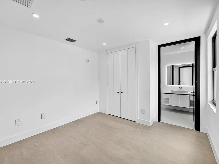 3220 NE 7th St — Photo 11