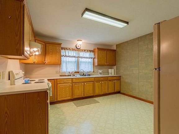 2nd image of 135 Daisy Ave