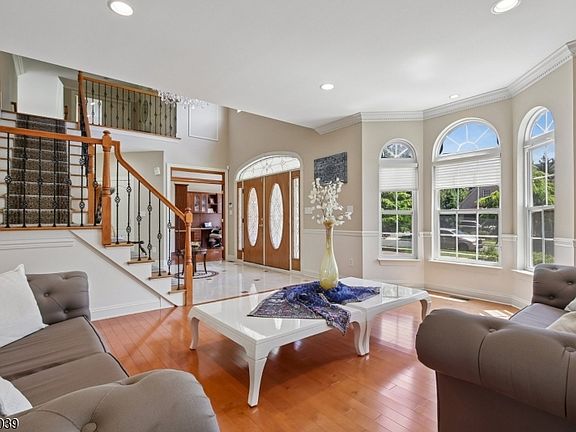5th image of 11 Valley Wood Dr