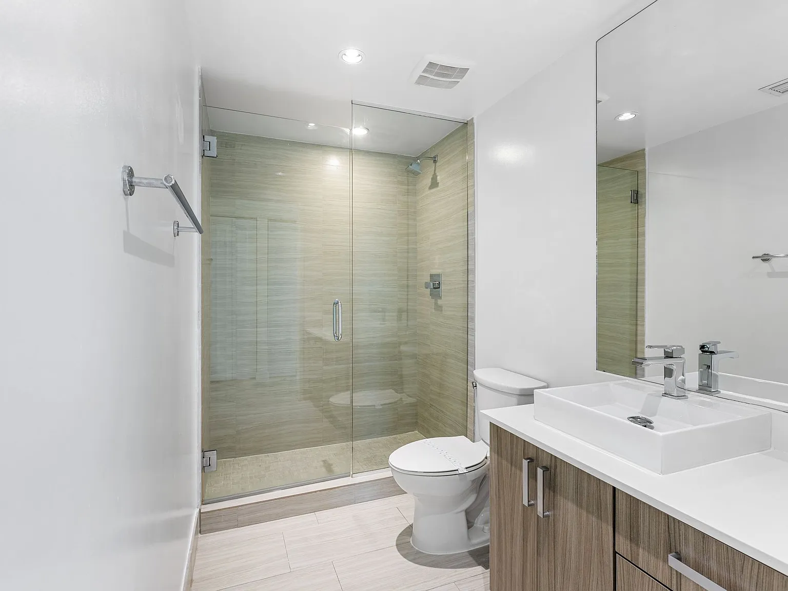 1 bed, 835 sqft, $2,797 — Photo 3
