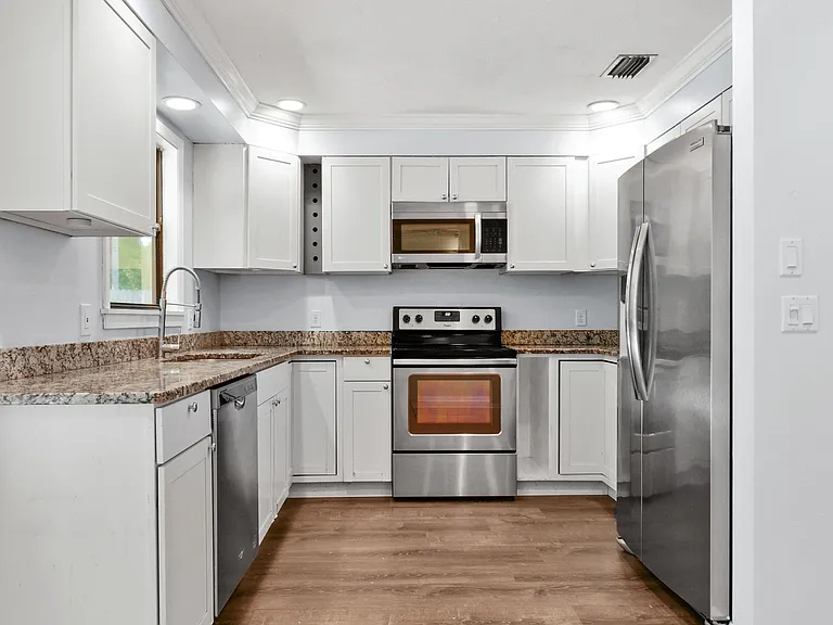 2374 SE Marseille St — Photo 9