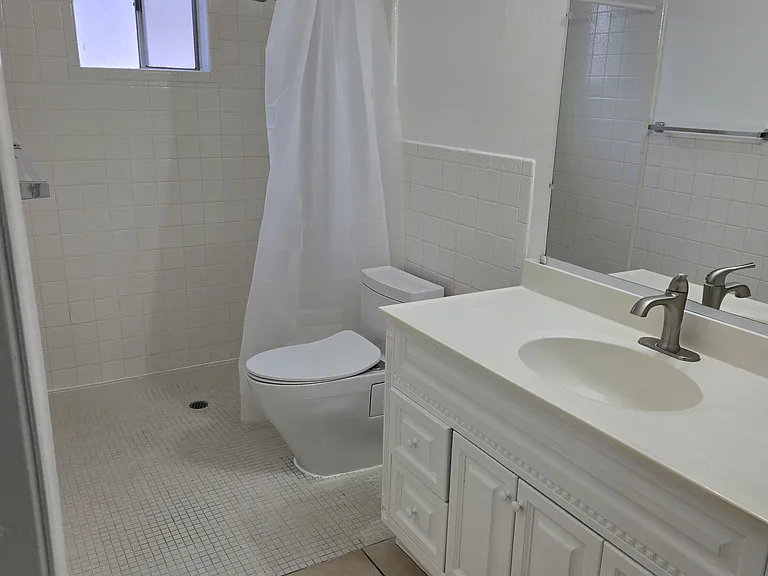 1614 E Clover #B — Photo 2
