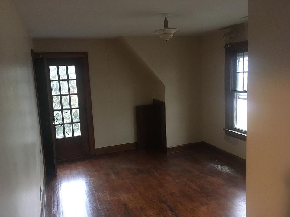 2nd image of 2104 E Lincoln Way