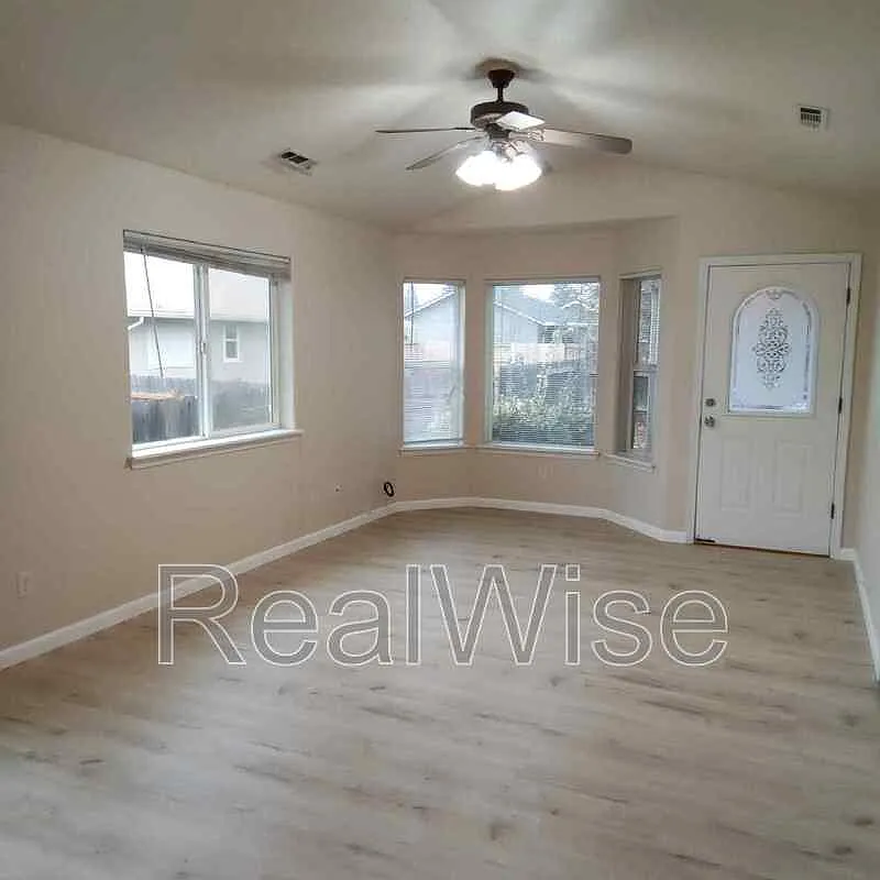 3 bed, 2.0 bath, 1188 sqft, $1,645 — Photo 2