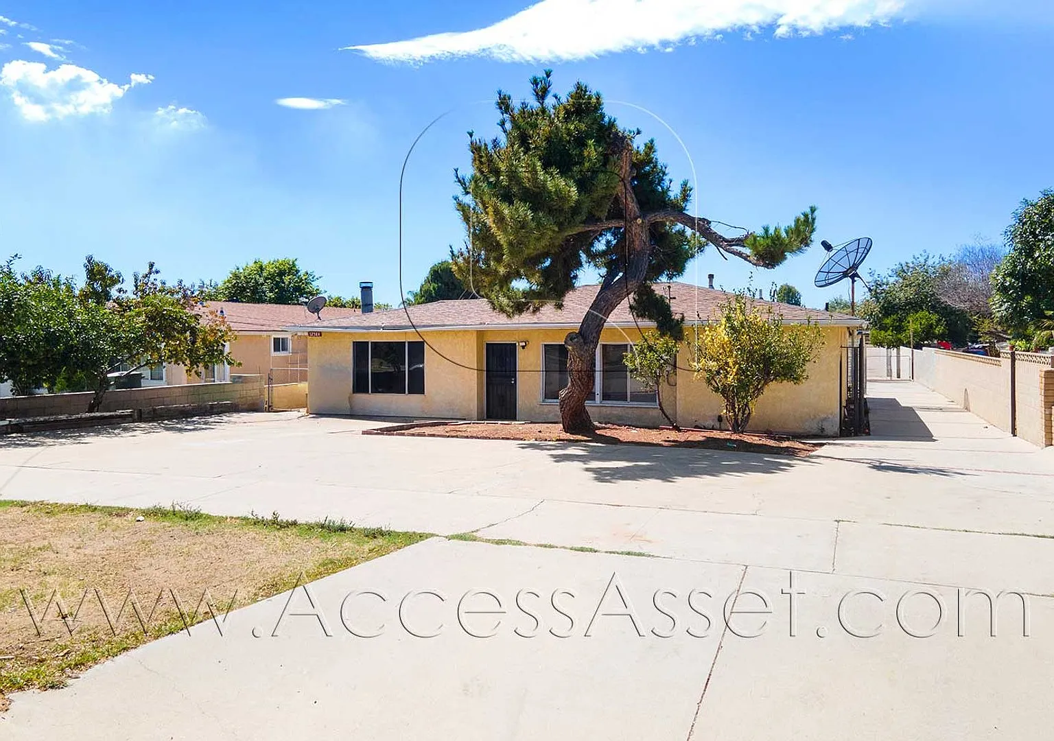 Beautiful Chino Home with Kitchen Island, Fireplace & Outdoor Space — Photo 2