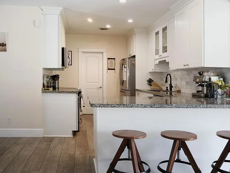 2031 Pleasant Dr — Photo 6