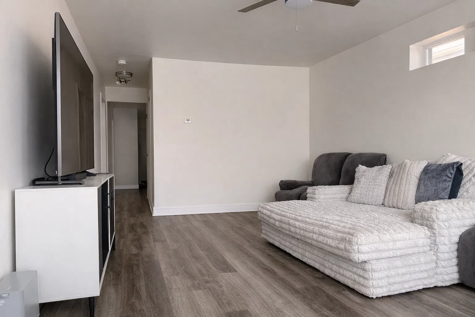 3 bed, 1076 sqft, $2,400 — Photo 2