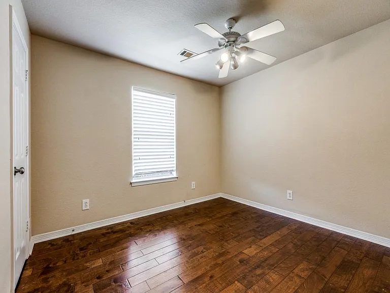 416 Scott Ln — Photo 6