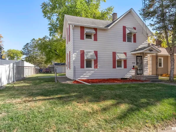 2320 18th St #A, Moline, IL 61265
