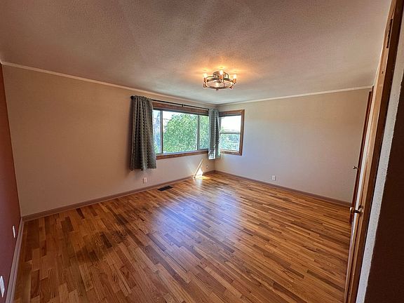 5th image of 513 SE 12th Dr