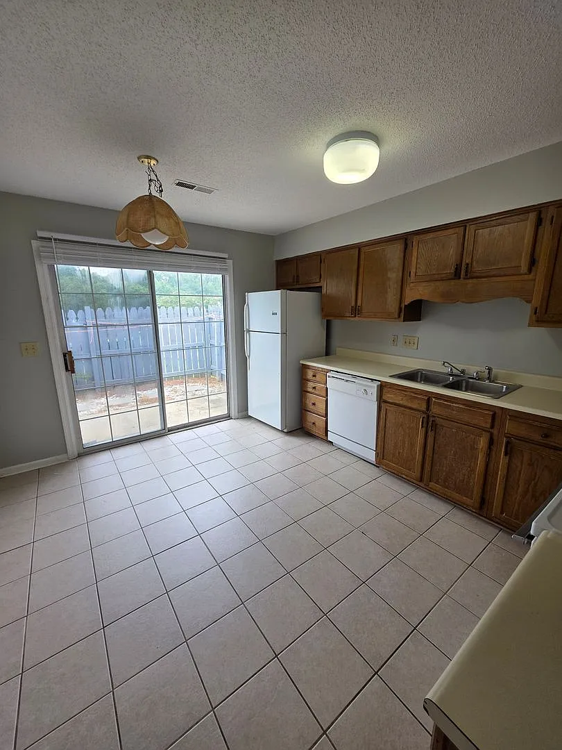 2 BR Townhome! Looks Great! — Photo 4