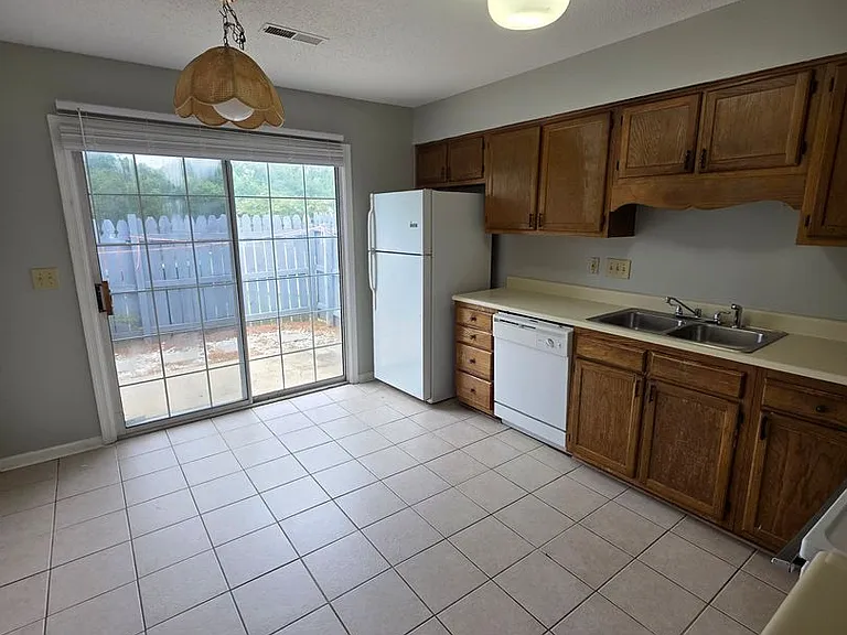 1431 Bailey Cir — Photo 4