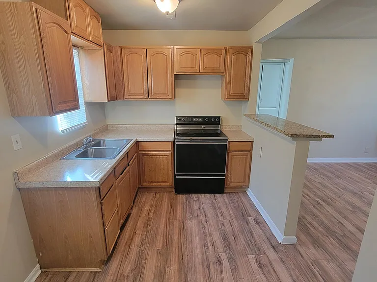 1748 N Erie Ave — Photo 5