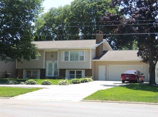 1190 E Ridgeway Ave, Waterloo, IA 50702