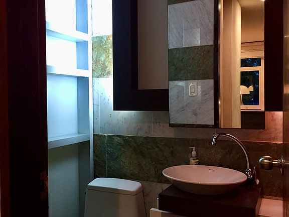 Bedroom level full bathroom