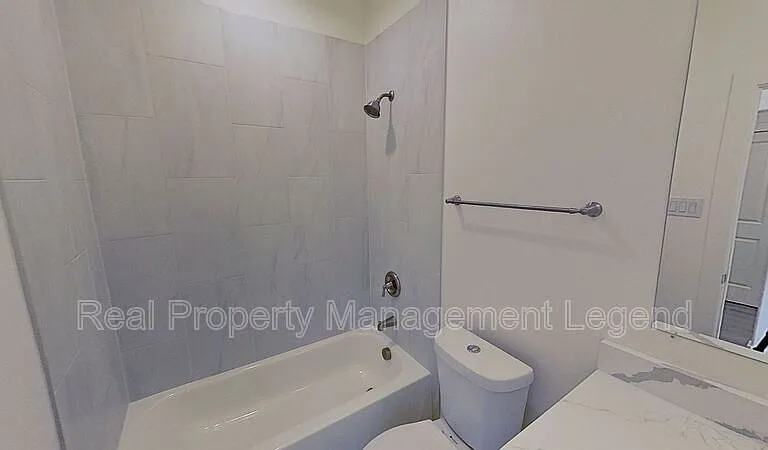 1009 Dubois St — Photo 9