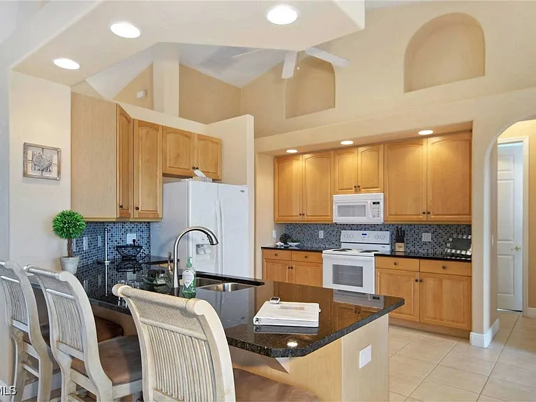 4114 NW 39th Ln — Photo 7