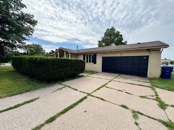 1359 W 53rd St, Davenport, IA 52806