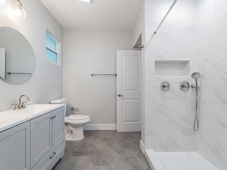 2321 W Green St — Photo 26