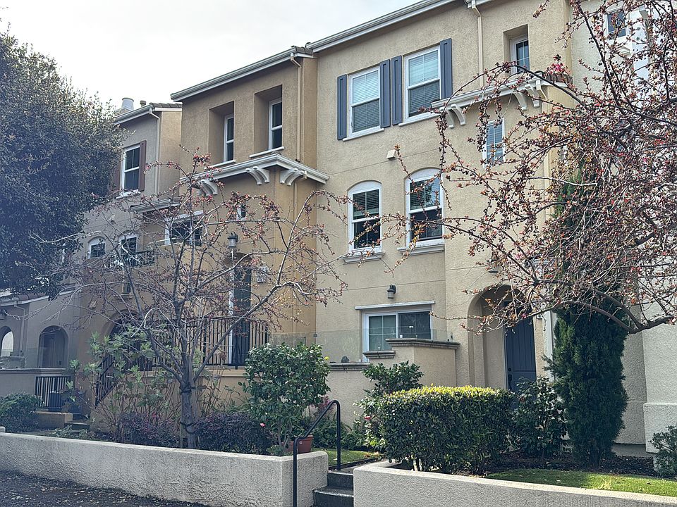 Beautifully landscaped townhouse community