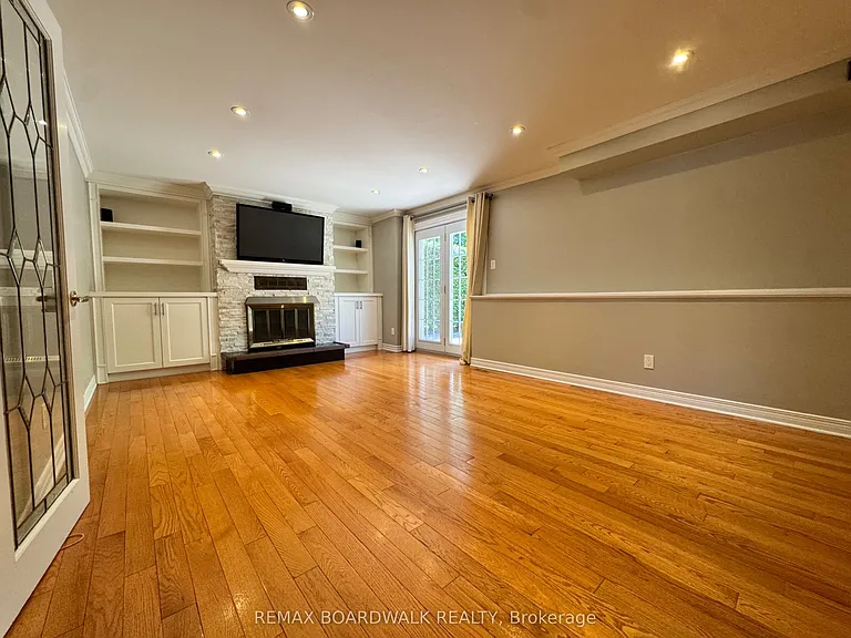 22 Bartley Cres — Photo 4