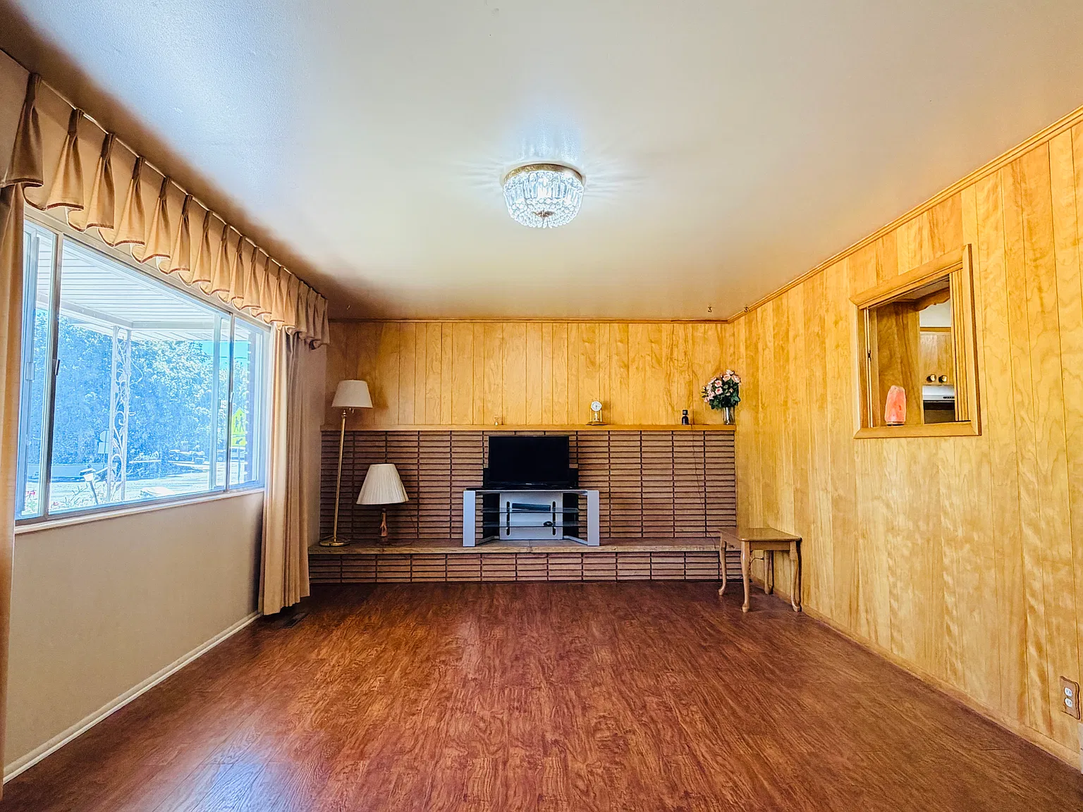 6 bed, 2.5 bath, 2400 sqft, $2,400 — Photo 2